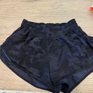 Lululemon low Rise Hotty Hot 2.5 inch Black Camo